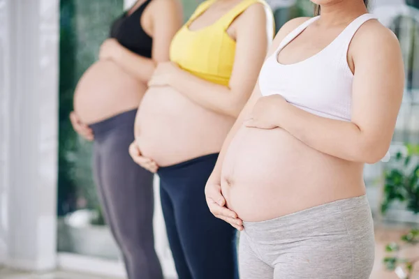 Terhes Nők Sportmelltartóban Lábszárvédőben Megérintik Hasukat Felkészülnek Jógaórára — Stock Fotó