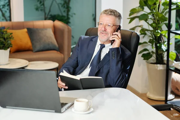 Retrato Empreendedor Sênior Sorridente Sentado Mesa Escritório Falando Por Telefone — Fotografia de Stock