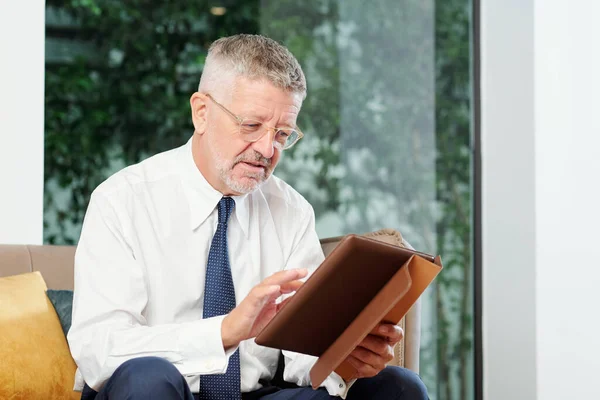 Führungskräfte Mittleren Alters Lesen Artikel Oder Dokumente Auf Tablet Computern — Stockfoto