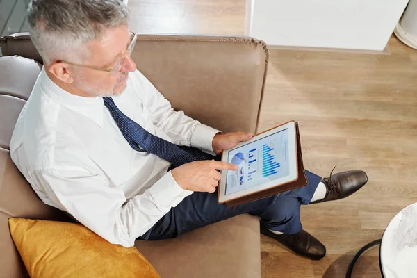 Erfolgreicher Senior Unternehmer Sitzt Auf Einem Ledersessel Seinem Büro Und — Stockfoto