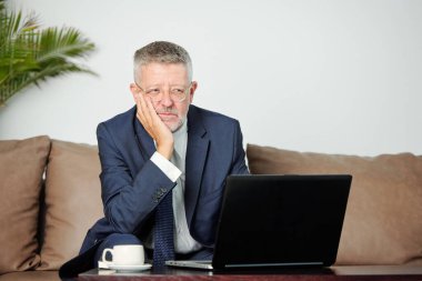 Koronavirüs salgınının yol açtığı finansal krizin üstesinden gelmek için uğraşan yorgun girişimci