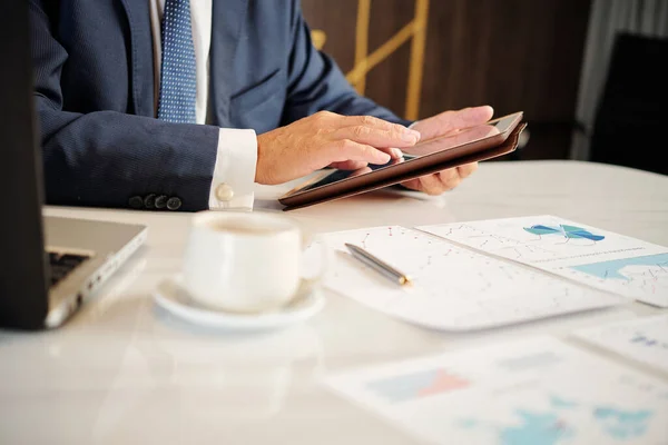 Geschäftsmann Analysiert Finanzdiagramme Und Checkt Beim Kaffeetrinken Wichtige Mails Auf — Stockfoto