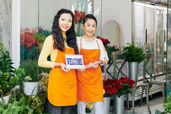 Sorrindo Mãe Filha Vietnamita Aventais Laranja Abertura Loja Flores — Fotografia de Stock