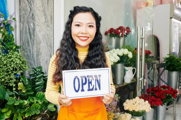 Portret Van Een Mooie Jonge Vietnamese Vrouw Bloemenwinkel Met Open — Stockfoto
