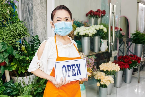 Senior Vietnamese Vrouw Medisch Masker Tonen Open Teken Bij Het — Stockfoto