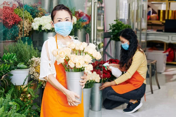 Portrét Seniorské Květinářky Stojící Obchodě Kovovým Vědrem Bílých Růží Její — Stock fotografie