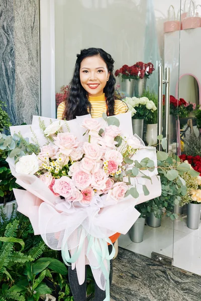 Portret Szczęśliwy Młody Wietnamski Kwiaciarnia Pokazując Duży Piękny Bukiet Zrobiła — Zdjęcie stockowe