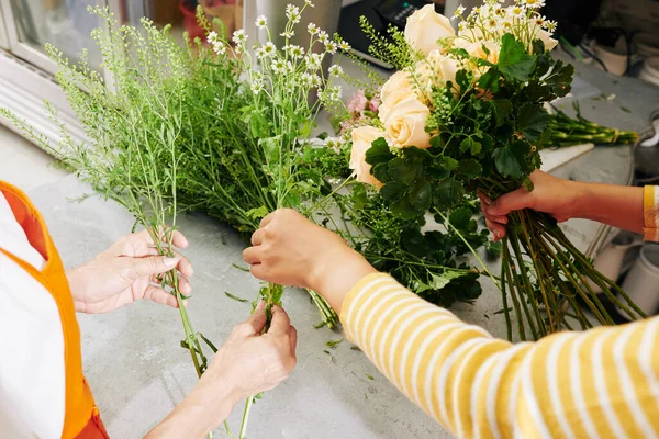 Close Image Assistant Helping Florist Arrange Beautiful Bouquet Customer — Stock Photo, Image