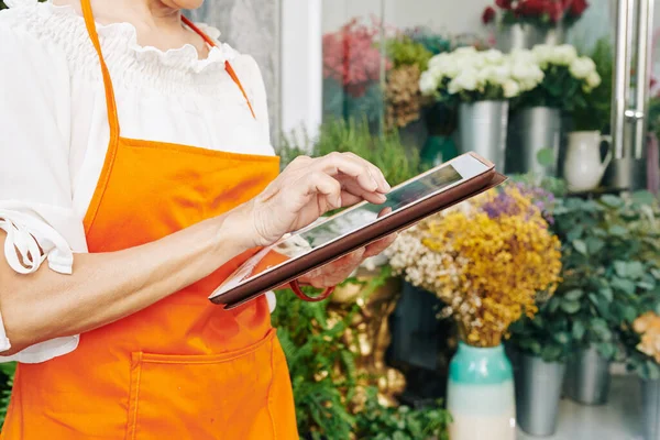 Close Beeld Van Senior Bloemist Met Behulp Van Toepassing Tablet — Stockfoto