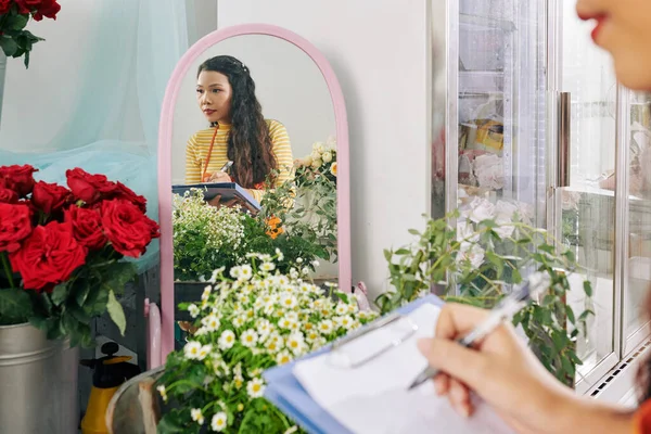 Weerspiegeling Van Ernstige Bloemenwinkel Eigenaar Controleren Van Planten Bloemen Haar — Stockfoto