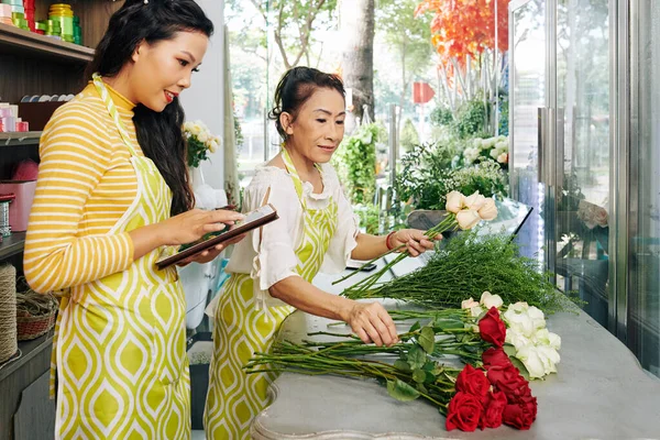 Blumenladen Inhaberin Arbeitet Tablet Computer Wenn Floristen Blumenstrauß Für Kunden — Stockfoto