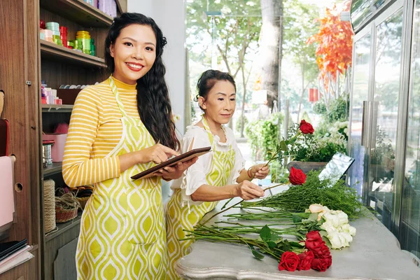 Joyful Joven Vietnamita Dueño Tienda Flores Que Responde Las Preguntas — Foto de Stock