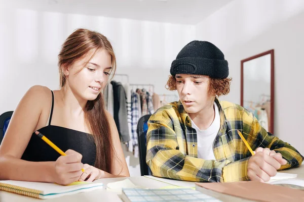 Tonårsskolflicka Förklara Svårt Ämne För Bror Eller Vän När Studerar — Stockfoto