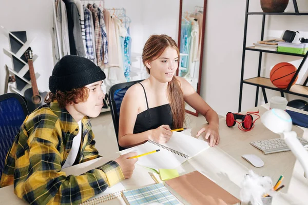 Teenage Brother Sister Watching Online Lesson Doing Homework Together — Stock Photo, Image