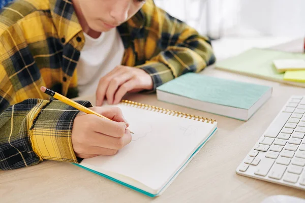 Geconcentreerde Tiener Jongen Tekening Notebook Bij Het Kijken Naar Online — Stockfoto