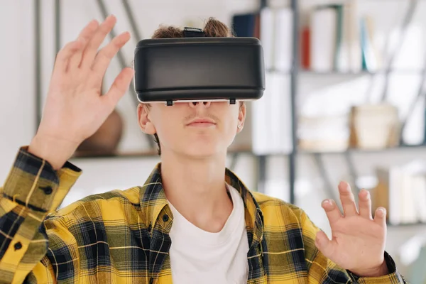 Teenager Kockás Ing Játék Virtuális Valóság Headset Otthon — Stock Fotó