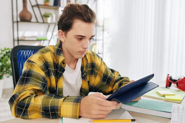 Ernstige Tiener Jongen Het Lezen Van Studenten Boek Tablet Computer — Stockfoto