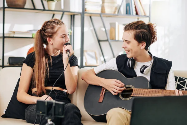 Menino Adolescente Tocando Guitarra Quando Sua Irmã Cantando Música Microfone — Fotografia de Stock