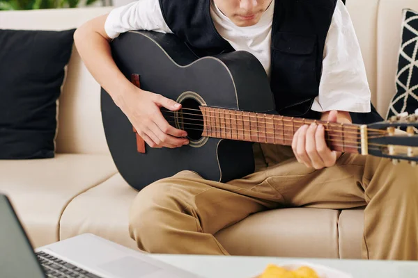 Zugeschnittenes Bild Eines Ernsthaften Teenagers Der Genießt Vor Dem Laptop — Stockfoto