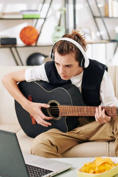 Teenager Mit Kopfhörern Folgt Akkorden Auf Laptop Bildschirm Beim Erlernen — Stockfoto