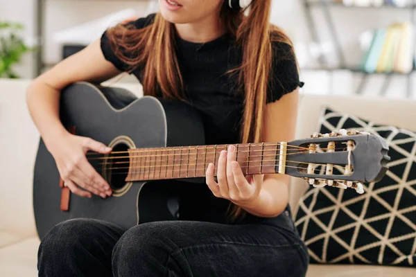 Imagen Recortada Talentosa Adolescente Cantando Tocando Guitarra — Foto de Stock