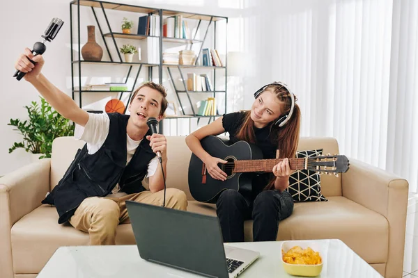 Talentoso Casal Adolescente Criativo Filmando Cantando Tocando Guitarra — Fotografia de Stock