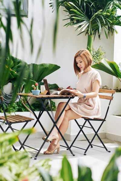 Hermosa Joven Asiática Bebiendo Mañana Cafetería Llenando Planificador Con Ideas — Foto de Stock