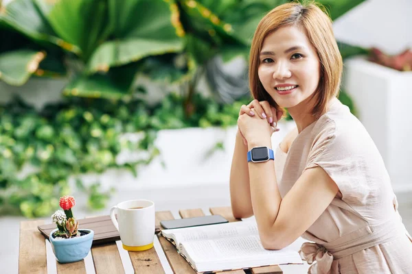 Πορτρέτο Της Όμορφη Χαμογελαστή Νεαρή Βιετναμέζα Γυναίκα Κάθεται Στο Τραπέζι — Φωτογραφία Αρχείου