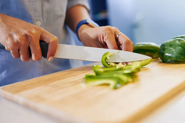 Großaufnahme Einer Hausfrau Die Grüne Paprika Schneidet Wenn Sie Salat — Stockfoto