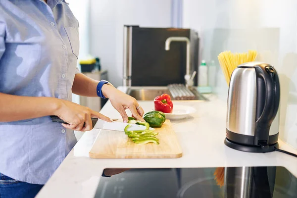 Gewassen Beeld Van Huisvrouw Staan Aan Het Aanrecht Het Snijden — Stockfoto