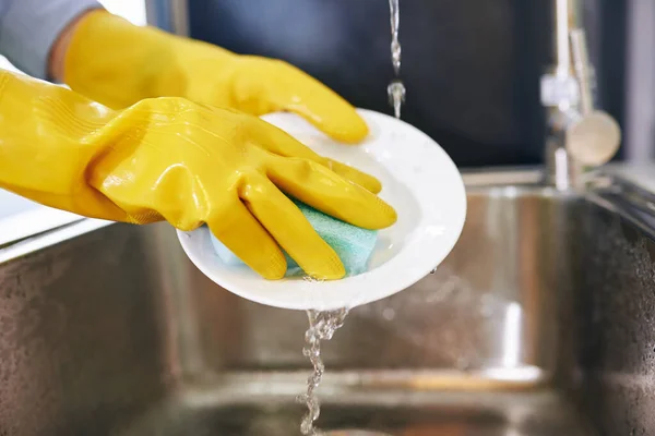 スポンジと洗剤でゴム手袋の洗濯板で主婦のクローズアップイメージ — ストック写真