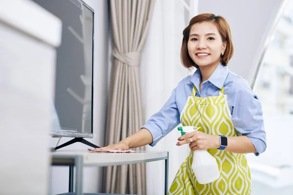 幸せな若いアジアの主婦の肖像消毒スプレーでアパートの表面を掃除 — ストック写真