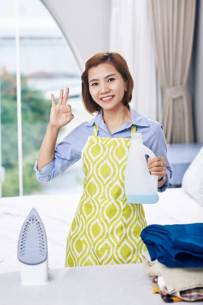 Portret Van Vrolijke Vietnamese Huisvrouw Met Fles Geparfumeerd Strijkwater Hand — Stockfoto