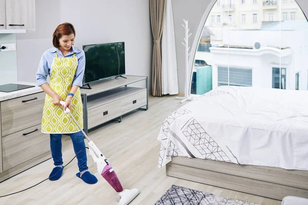 Smiling Young Vietnamese Housewife Vacuum Cleaning Floor Her Apartment Studio — Stock Photo, Image