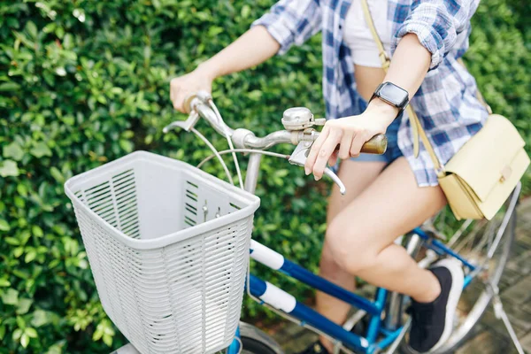 Image Recadrée Jeune Femme Vélo Avec Panier Plastique Vide — Photo