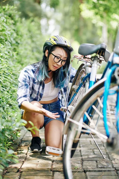 Olycklig Ung Kinesisk Kvinna Hjälm Tittar Hennes Trasiga Cykel — Stockfoto