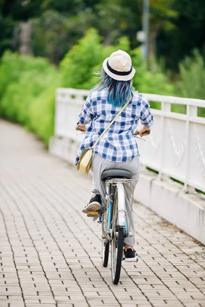 Jovem Mulher Camisa Xadrez Chapéu Balde Andando Bicicleta Vista Parte — Fotografia de Stock