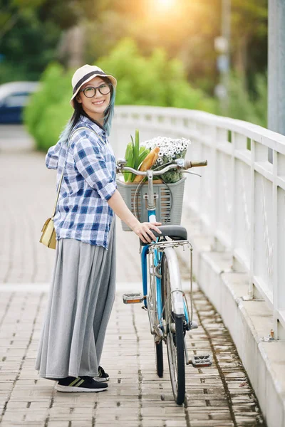 Glückliche Hübsche Junge Chinesin Weiten Hosen Und Eimermütze Die Neben — Stockfoto