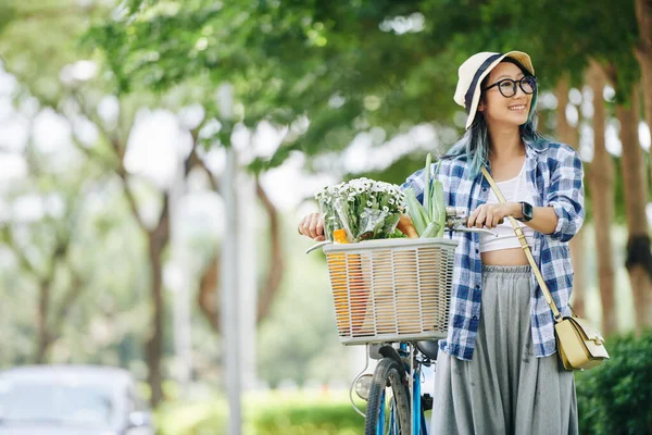 Feliz Chica Adolescente China Bonita Disfrutando Caminar Parque Con Bicicleta —  Fotos de Stock