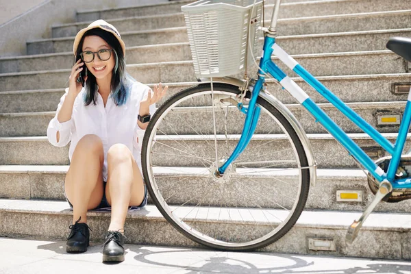 Задоволена Гарною Китайкою Сиділа Сходах Біля Свого Велосипеда Розмовляла Телефону — стокове фото