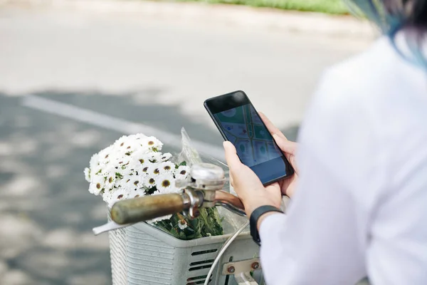 Imagem Close Jovem Mulher Sentada Bicicleta Verificando Mapa Smartphone — Fotografia de Stock