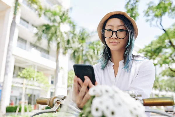 Jovem Chinesa Óculos Amuando Lábios Verificando Mídias Sociais Smartphone — Fotografia de Stock