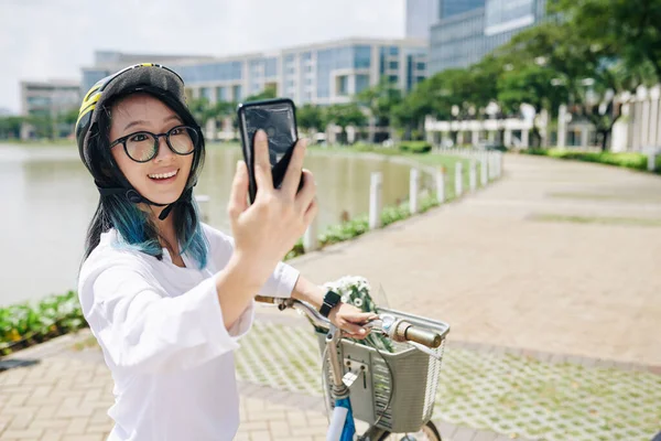Adorável Animado Jovem Chinês Mulher Capacete Bicicleta Tomando Selfie Após — Fotografia de Stock