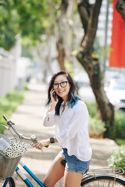 Retrato Atraente Jovem Chinesa Sentada Bicicleta Falando Telefone Com Amigo — Fotografia de Stock