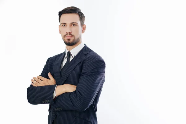 Studio Portrait Sérieux Jeune Entrepreneur Confiant Beau Bras Croisés Regardant — Photo