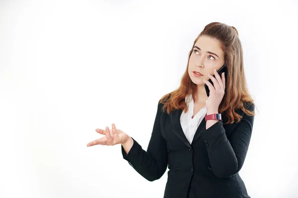 Pensivo Jovem Empreendedor Gesticulando Olhando Para Cima Falar Telefone Isolado — Fotografia de Stock