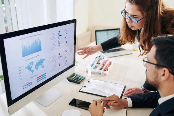 Ernstige Zakenman Zakenvrouw Bespreken Grafieken Diagrammen Met Statistieken Computerscherm — Stockfoto