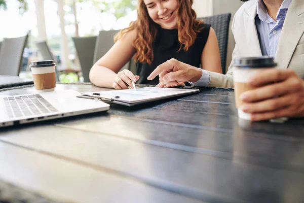 Uśmiechnięci Przedsiębiorcy Analizujący Raport Finansowy Podczas Spotkania Kawiarni Świeżym Powietrzu — Zdjęcie stockowe