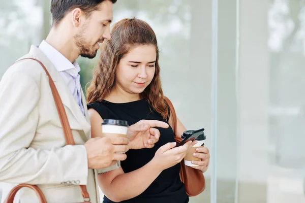 Usmívající Mladí Spolupracovníci Pití Odnést Kávu Diskutovat Nové Aplikace Smartphone — Stock fotografie