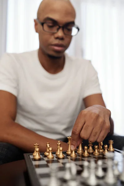 Smart Ung Svart Man Spelar Schack Hemma Och Gör Första — Stockfoto